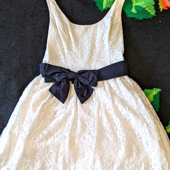 White lace dress - Picture 1 of 3